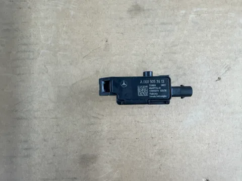 Background image for Original Mercedes-Benz DRUCKSENSOR Abgasrückführung A0009057413