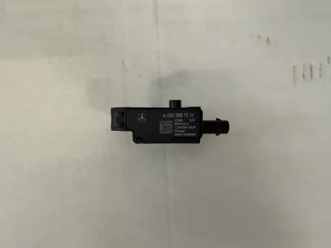 Background image for Original Mercedes-Benz Drucksensor A0009057313 NEU